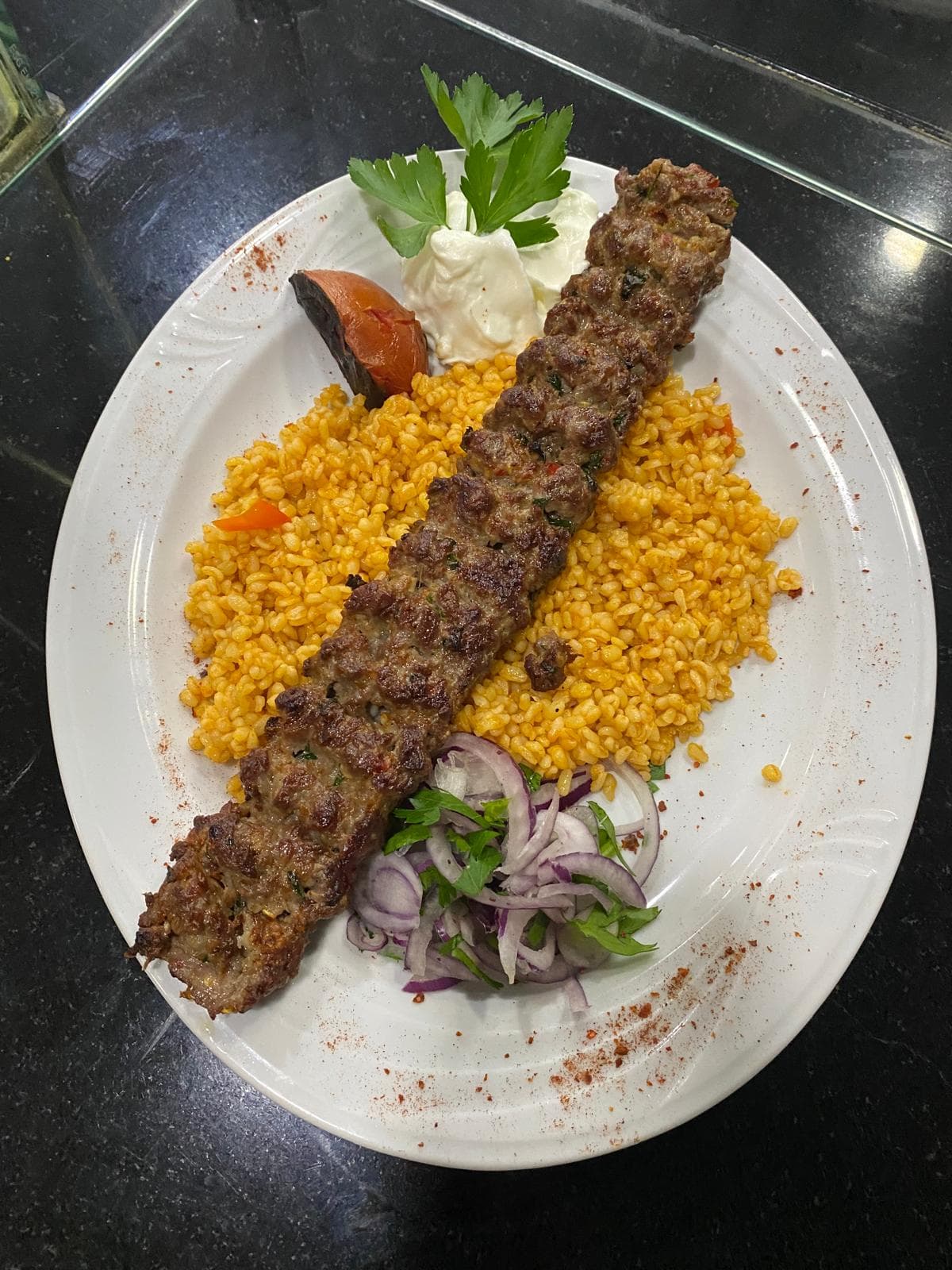 Adana kebap, bulgur pilavı üstü