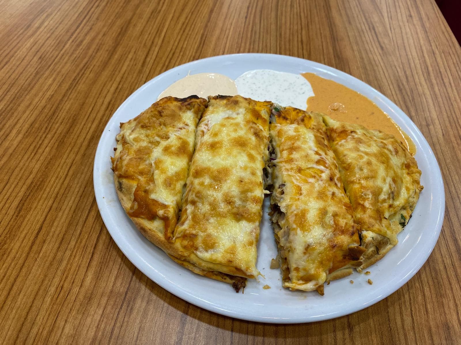 Peynirli pide, soslarla