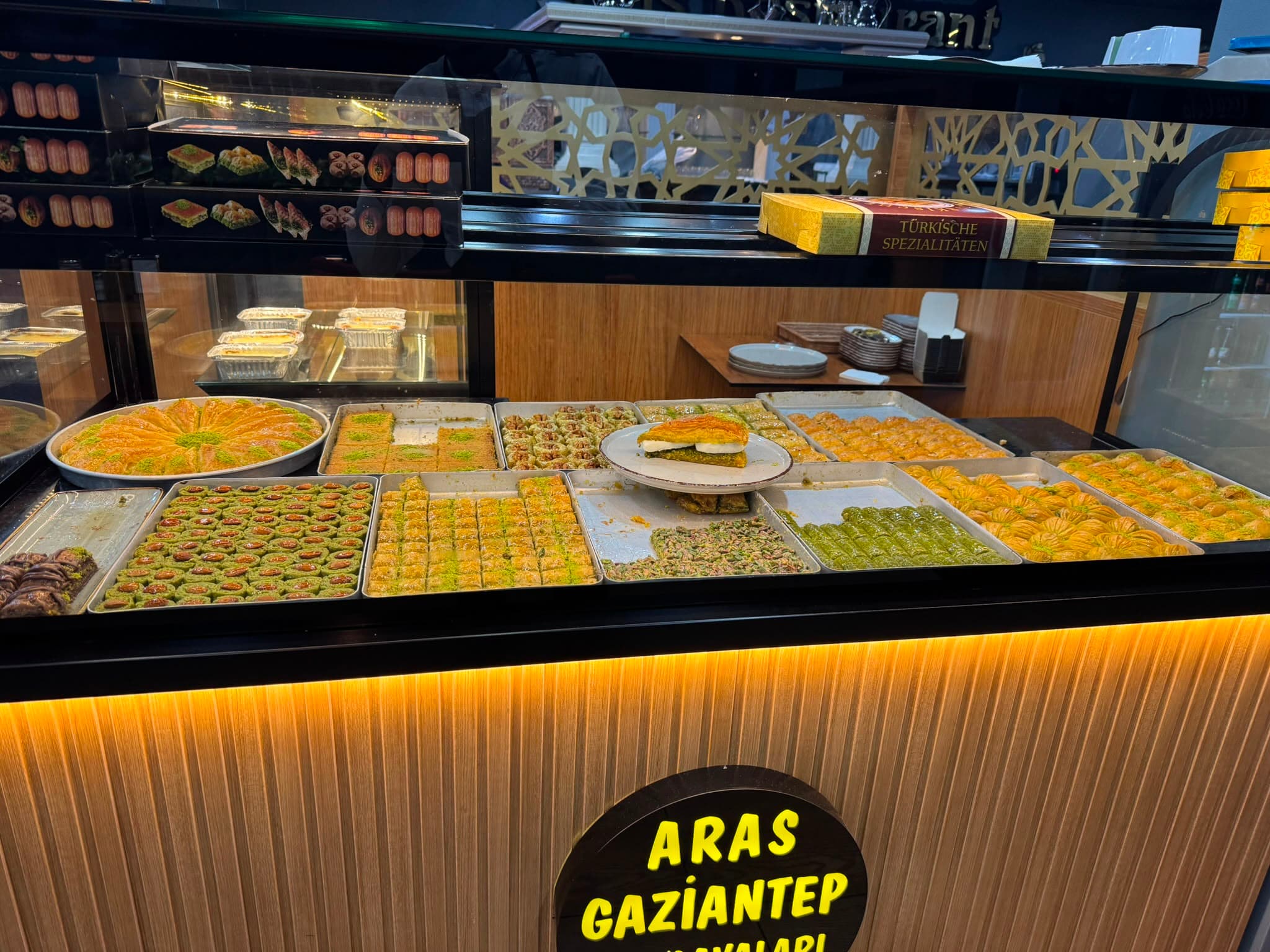 Baklava vitrini — Aras Gaziantep tatlıları