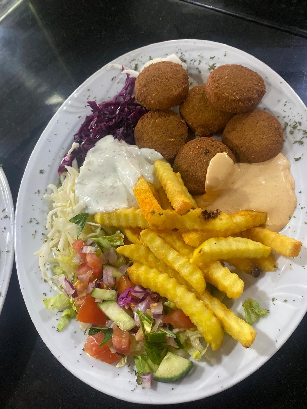 Falafel tabağı, patates kızartması ile