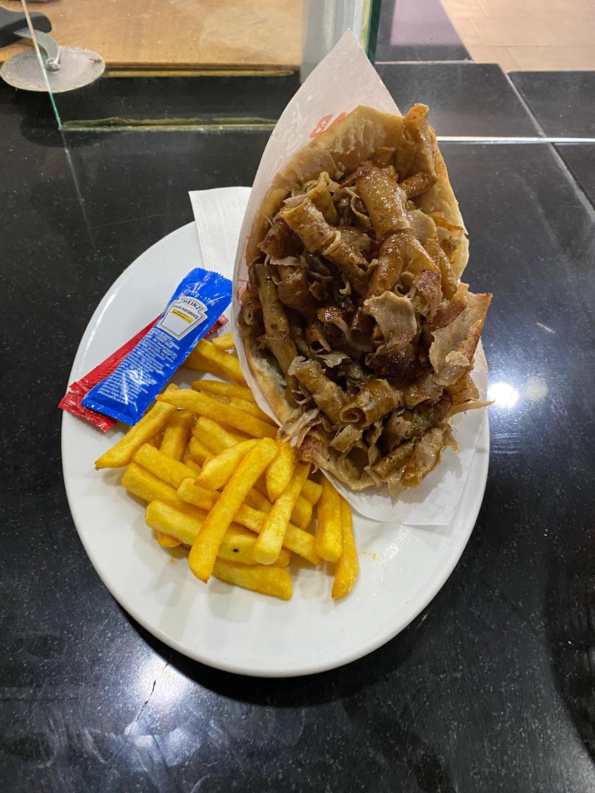 Döner dürüm, patates kızartması ile