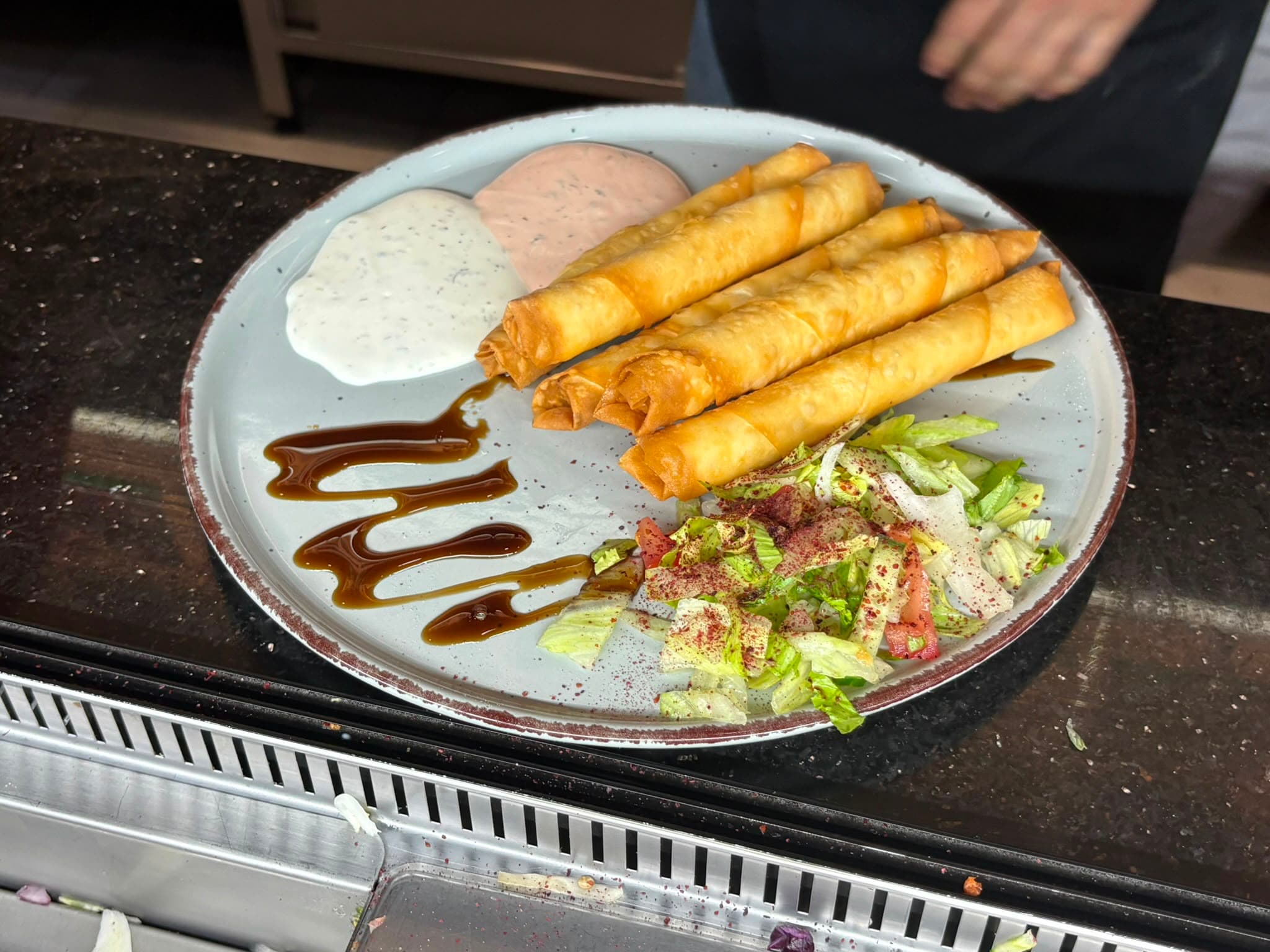 Kızarmış börek, soslarla