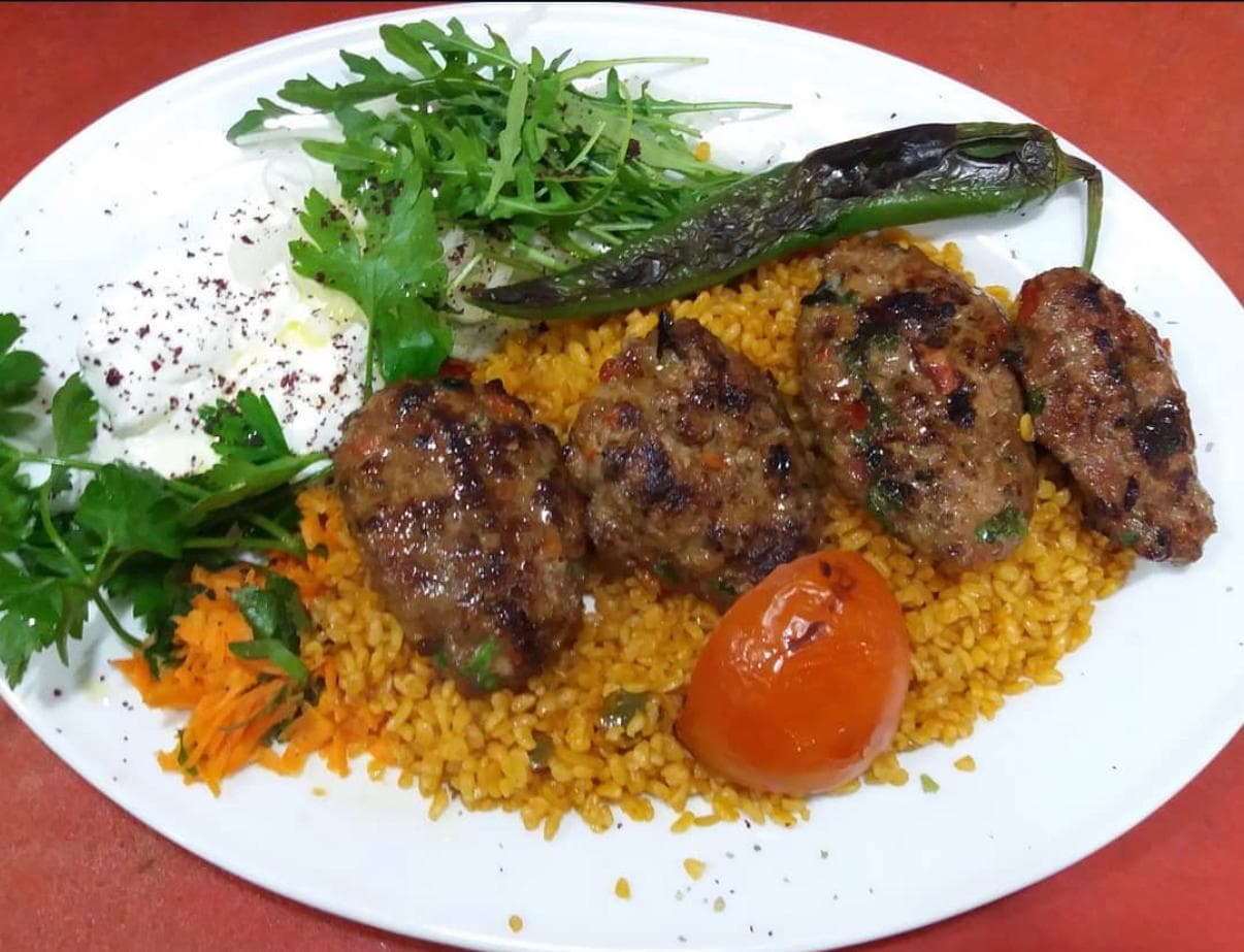 Izgara köfte, bulgur pilavı üstü