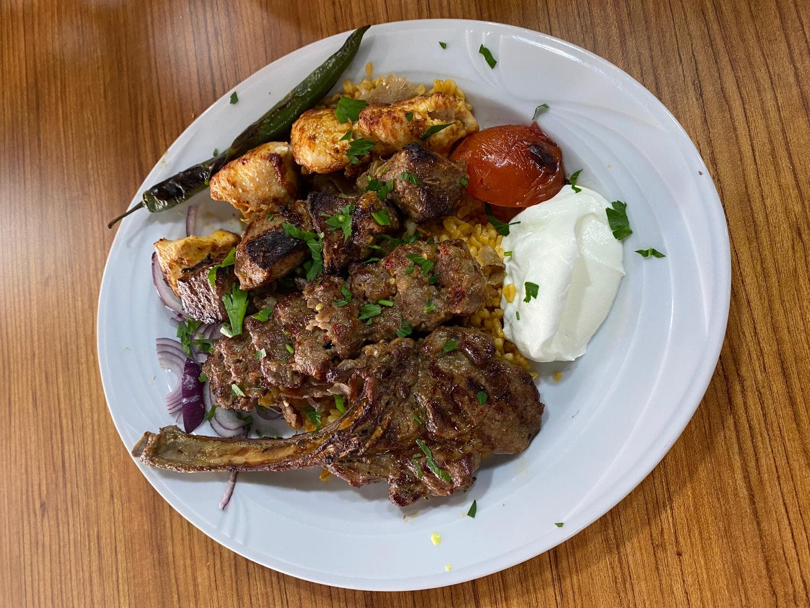Ahşap tabakta karışık ızgara